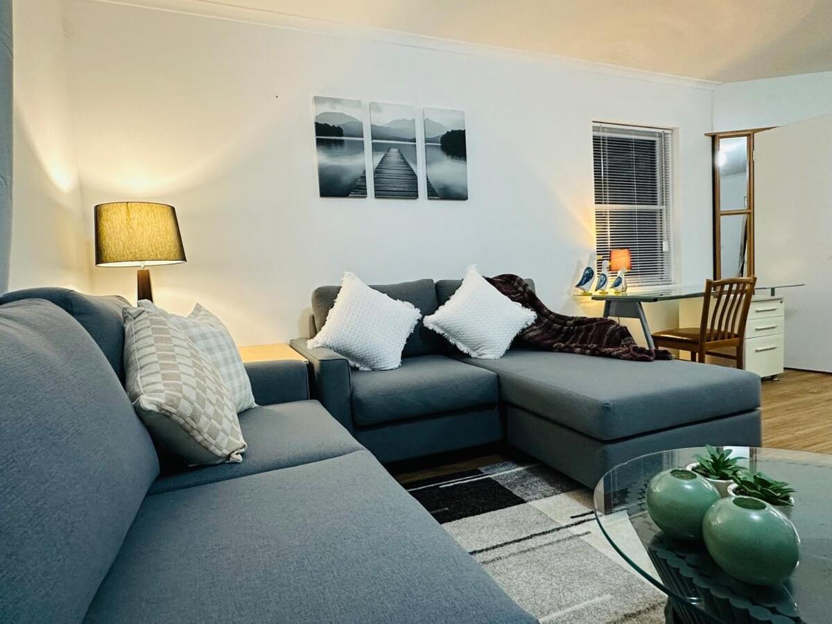 Executive 4br 3bath Entire In Heart Of The & Parking Apartment