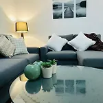 Executive 4Br 3Bath Entire Apartment In Heart Of The City & Parking