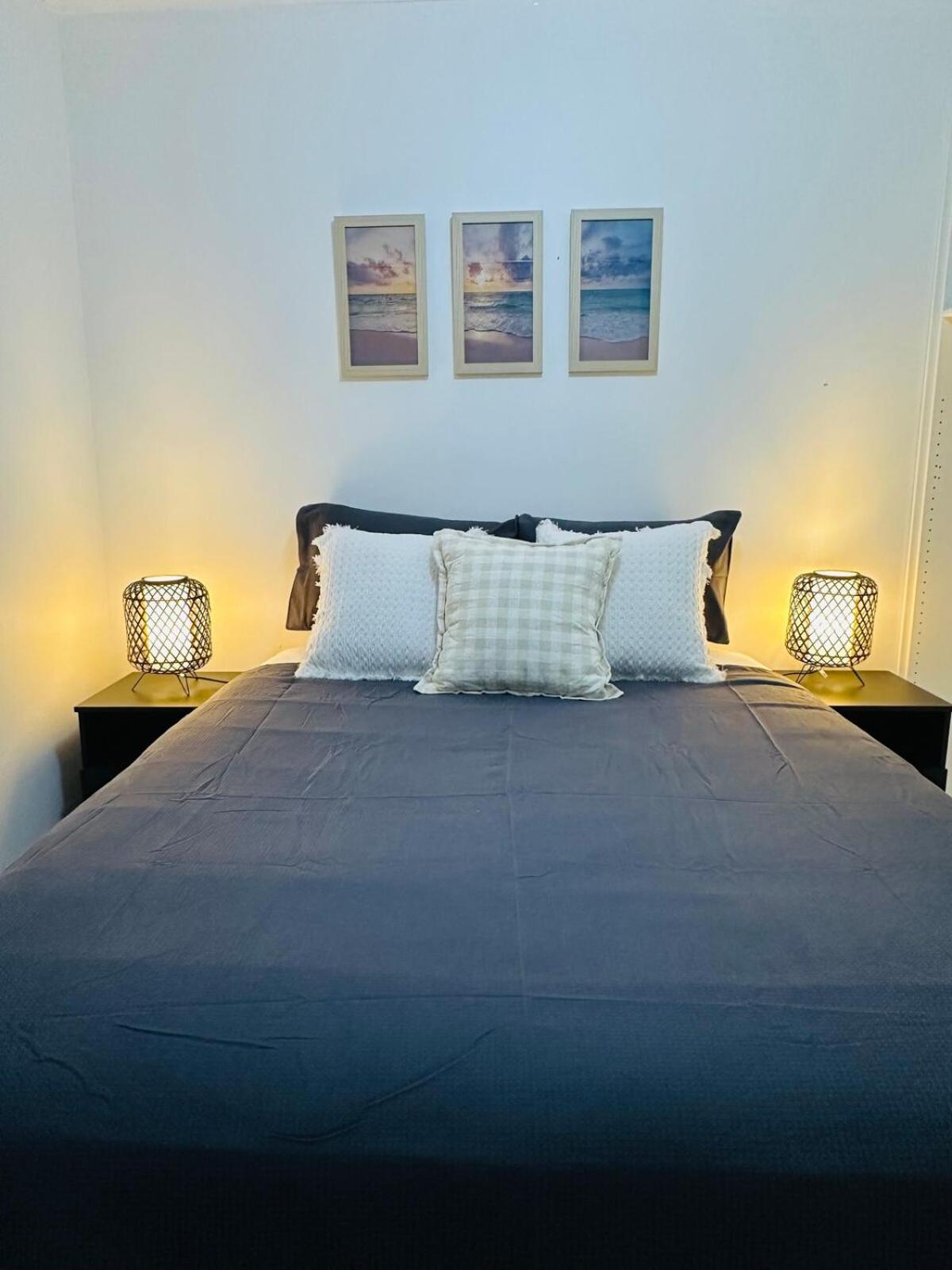 Executive 4br 3bath Entire In Heart Of The & Parking Apartment *