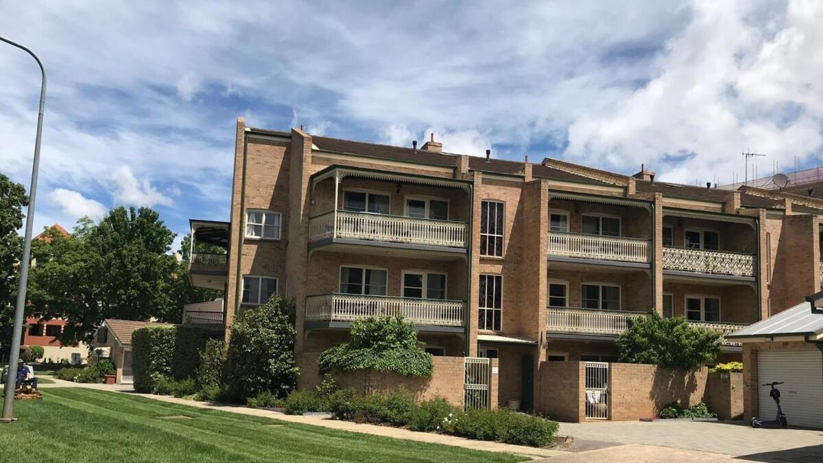 Apartment Executive 4br 3bath Entire In Heart Of The & Parking Canberra