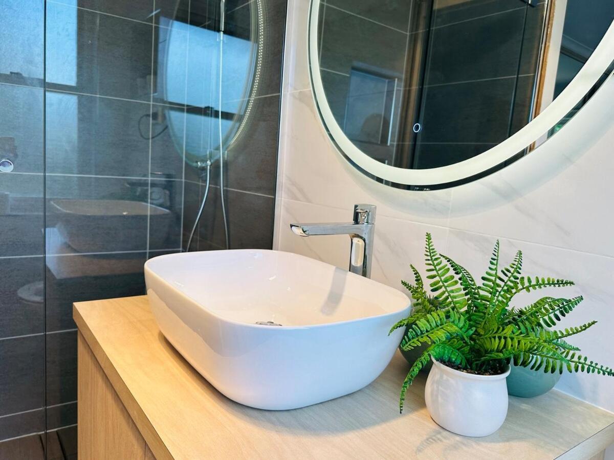 Executive 4br 3bath Entire In Heart Of The & Parking Apartment Canberra