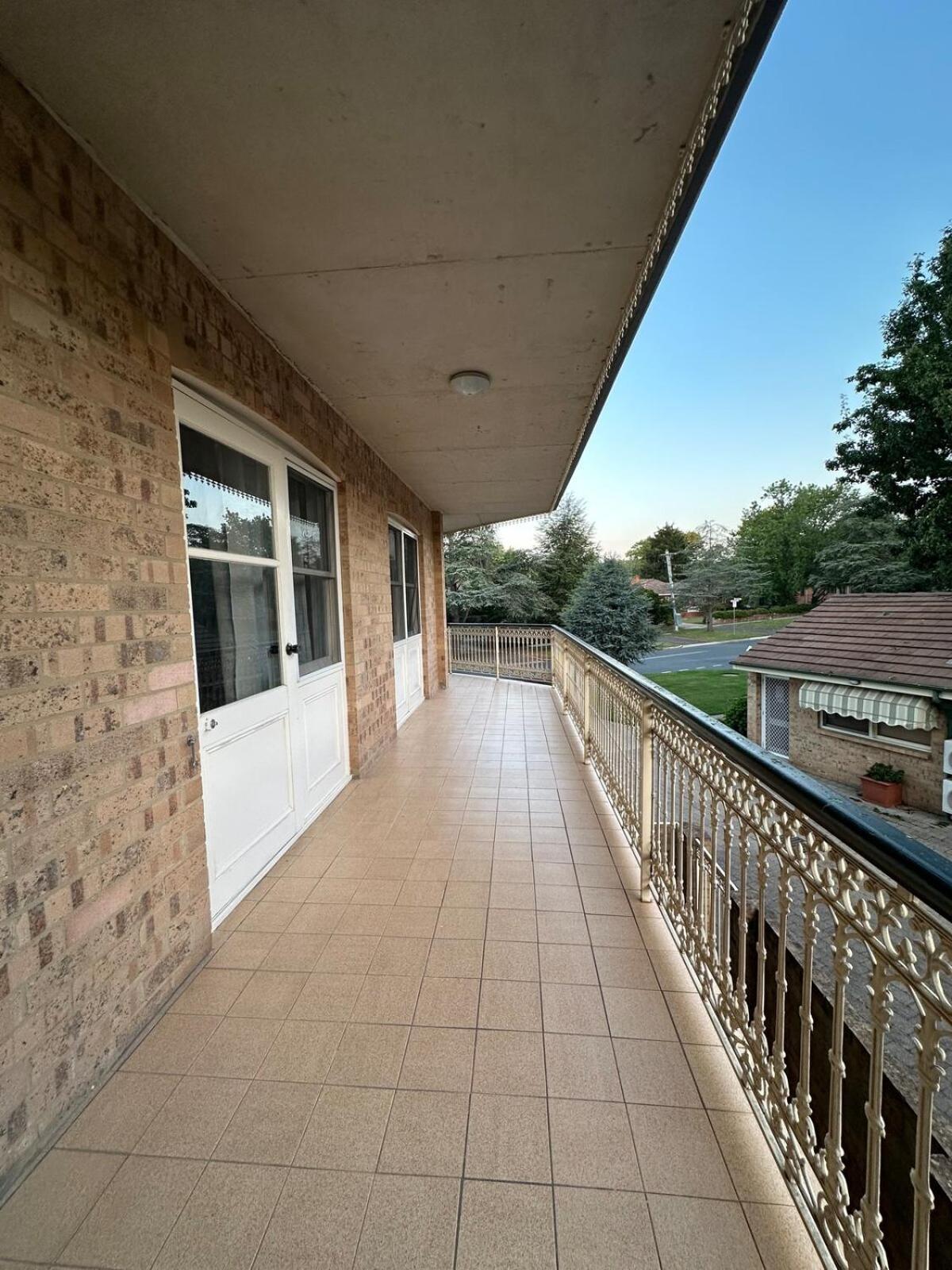 Executive 4br 3bath Entire In Heart Of The & Parking Apartment Canberra