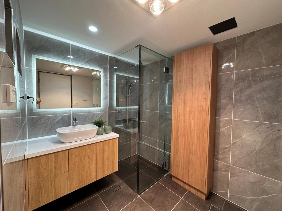 Executive 4br 3bath Entire In Heart Of The & Parking *