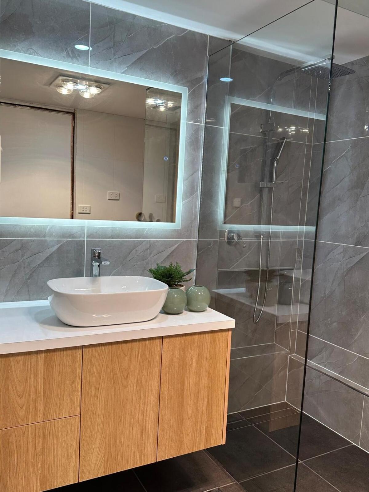 Executive 4br 3bath Entire In Heart Of The & Parking * Canberra