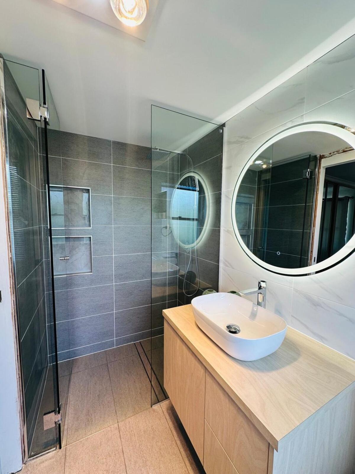 Executive 4br 3bath Entire In Heart Of The & Parking Canberra