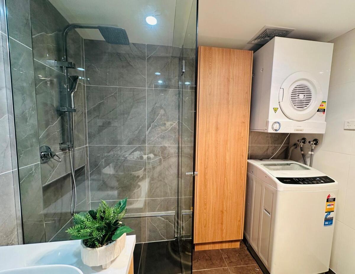 Executive 4br 3bath Entire In Heart Of The & Parking Apartment *