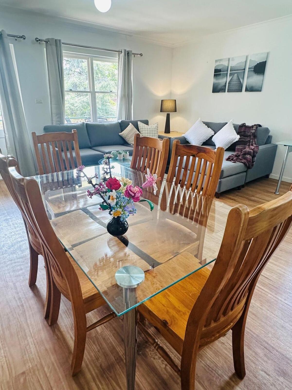 Executive 4br 3bath Entire In Heart Of The & Parking * Canberra