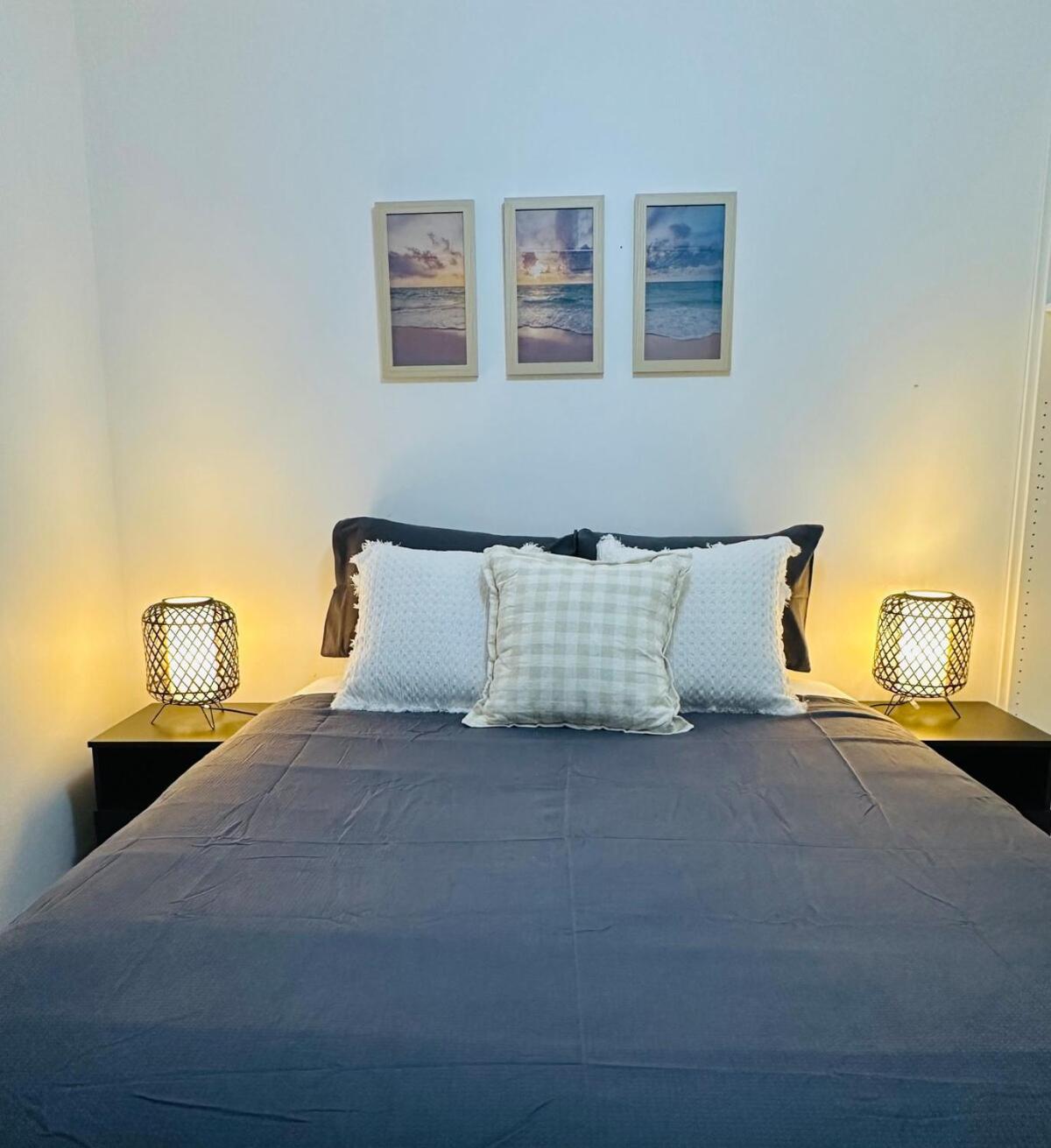 Executive 4br 3bath Entire In Heart Of The & Parking Apartment